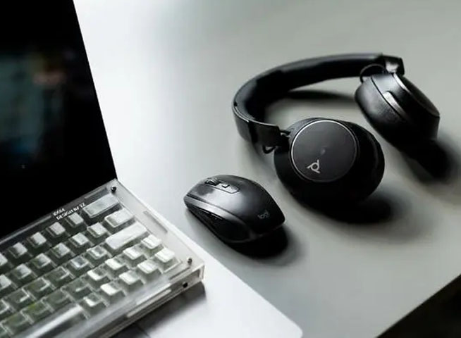 Poly Voyager Surround 80UC头戴式蓝牙耳机 Poly Voyager Surround 80UC头戴式蓝牙耳机